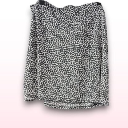 Black & White Ditsy Floral Button-Front Mini Skirt – Size 22 - Image 2