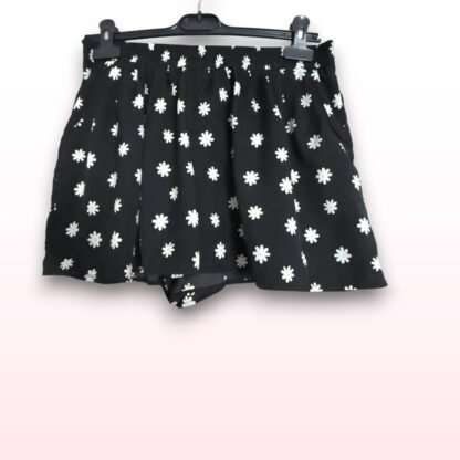 Black Daisy Print Pull-On Shorts – UK 12 - Image 2